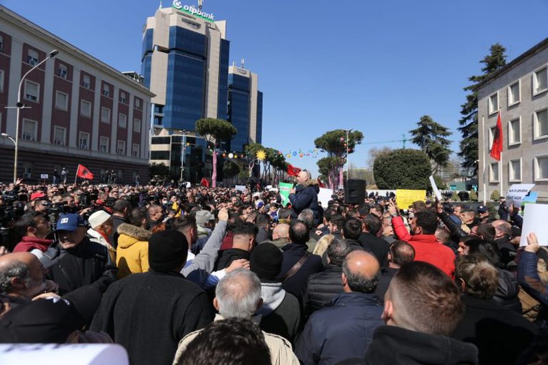 “Jam në kërkim nga policia, po shkoj të dorëzohem”! Protestuesi ngjitet në podium dhe habit me vendimin: Ai që organizoi protestën sot është në burg sepse nuk ka makin… si protestues i pamotivuar “Jam në kërkim nga policia, po shkoj të dorëzohem”! Protestuesi ngjitet në podium dhe habit me vendimin: Ai që organizoi protestën sot është në burg sepse nuk ka makin… si protestues i pamotivuar