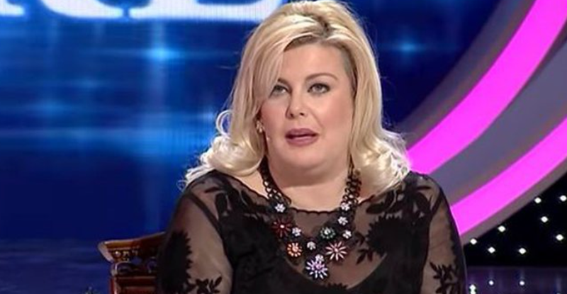 E akuzon se i vodhi shumën marramendëse të parave, Eni Çobani kallëzon krahun e saj të djathtë në punë, policia e vë në pranga, zbardhet konflikti mes tyre E akuzon se i vodhi shumën marramendëse të parave, Eni Çobani kallëzon krahun e saj të djathtë në punë, policia e vë në pranga, zbardhet konflikti mes tyre