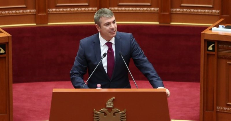 Socialistët masakrojnë Berishën në Kuvend: Je i korruptuar, ke vjedhur me thasë pasurinë e shqiptarëve, harroje të vish në pushtet me politikën e korbave Socialistët masakrojnë Berishën në Kuvend: Je i korruptuar, ke vjedhur me thasë pasurinë e shqiptarëve, harroje të vish në pushtet me politikën e korbave