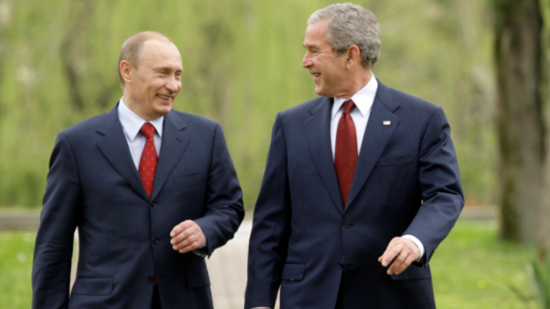 Siç nuk e kishim imagjinuar kurrë! Putin shfaqet duke kërcyer bashkë me ish-presidentin Bush, publikohet videoja e rrallë që po thyen rrjetin Siç nuk e kishim imagjinuar kurrë! Putin shfaqet duke kërcyer bashkë me ish-presidentin Bush, publikohet videoja e rrallë që po thyen rrjetin