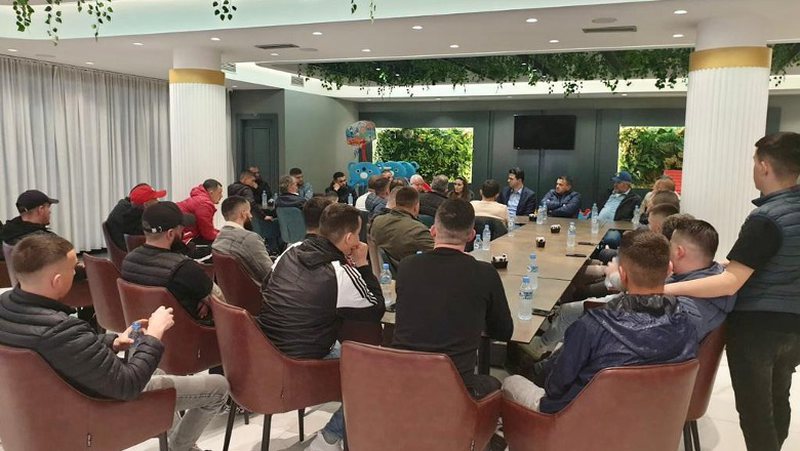 Pas heqjes së dyerve të blinduar Berisha dhe truprojat e tij uzurpojnë godinën! Luli në Ndroq Pas heqjes së dyerve të blinduar Berisha dhe truprojat e tij uzurpojnë godinën! Luli në Ndroq