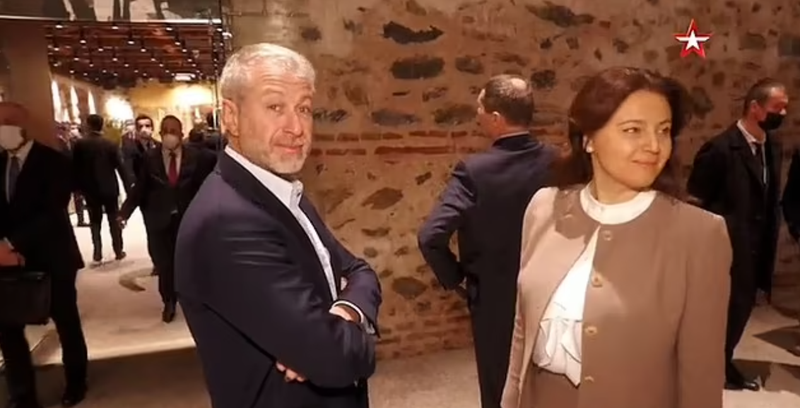 “A po vdesim”?  Gazetari investigativ që udhëhoqi hetimin në incidentin tronditës zbulon shkakun e helmimit të oligarkut rus Abramovich gjatë kohës që negocionte fundin e luftës në Ukrainë