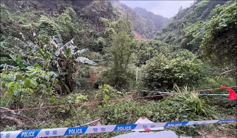 Më shumë mistere mbi fluturimin MU5735 pasi zbulohet se një pjesë e avionit u gjet 10 kilometra nga vendi i përplasjes Më shumë mistere mbi fluturimin MU5735 pasi zbulohet se një pjesë e avionit u gjet 10 kilometra nga vendi i përplasjes