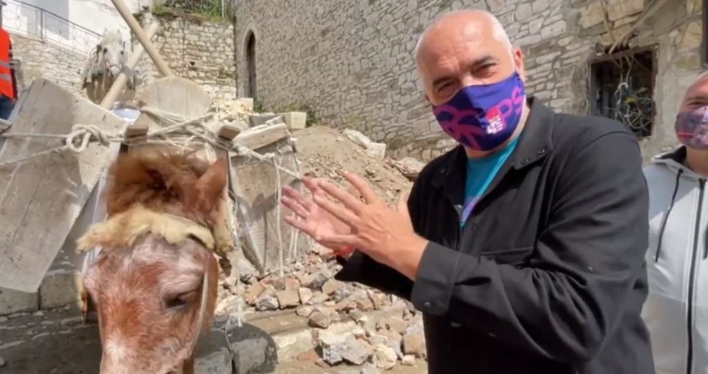 Artan Hoxha tani dhe si humorist-analist: “Nuk i humb kurrë vlera mushkave dhe gomereve”! Në këto kohë lufte është si floriri