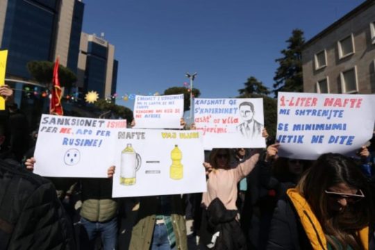 FOTO LAJM/ Parrulla kundër perëndimit në Tiranë: “Shtëpia e Lirisë” kundër sanksioneve ndaj Rusisë FOTO LAJM/ Parrulla kundër perëndimit në Tiranë: “Shtëpia e Lirisë” kundër sanksioneve ndaj Rusisë