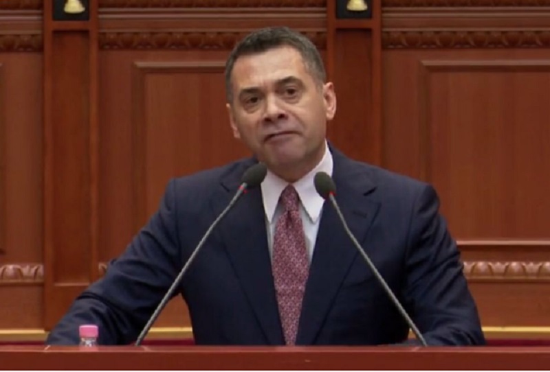 Ahmetaj i inceneratorëve ofendon dhe përbuz shqiptarët: Ju kthyet keq ministres kur ju tha të ecni në këmbë, e shihni që po ecni në këmbë Ahmetaj i inceneratorëve ofendon dhe përbuz shqiptarët: Ju kthyet keq ministres kur ju tha të ecni në këmbë, e shihni që po ecni në këmbë