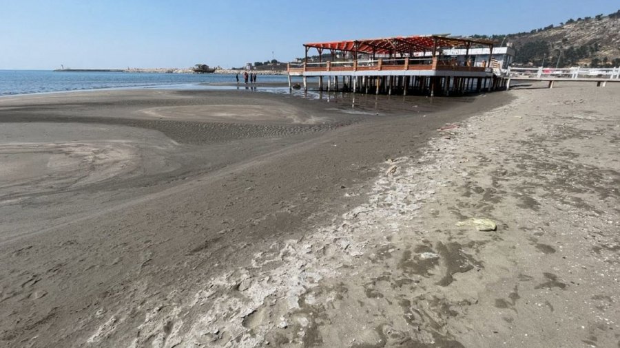 Fenomeni i çuditshëm në Shëngjin! Dje deti u largua 20 metra nga bregu Fenomeni i çuditshëm në Shëngjin! Dje deti u largua 20 metra nga bregu