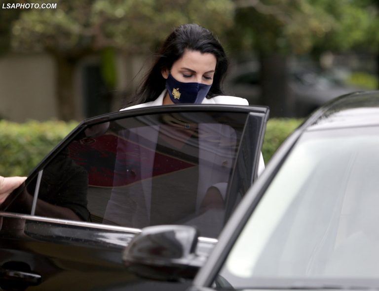 “Këshilla të vyera” nga ministrja që çdo ditë udhëton me urban Balluku: Lëreni makinën në shtëpi dhe përdorni transportin urban, se do të ketë krizë nafte “Këshilla të vyera” nga ministrja që çdo ditë udhëton me urban Balluku: Lëreni makinën në shtëpi dhe përdorni transportin urban, se do të ketë krizë nafte