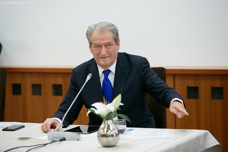 Atdheu i sëmurë i doktorit! Atdheu i sëmurë i doktorit!