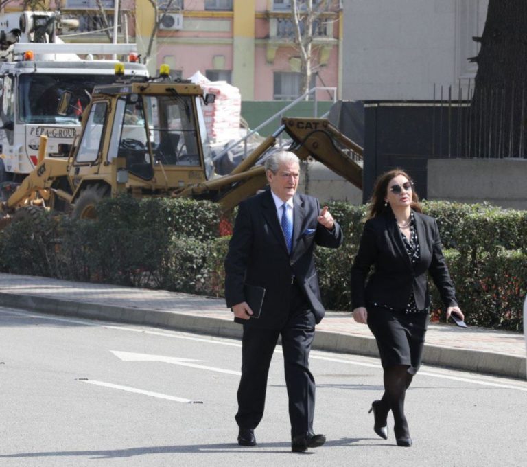 Sali Berisha: Do kandidoj për të marrë drejtimin e PD-së, e firmosën 70% e demokratëve Sali Berisha: Do kandidoj për të marrë drejtimin e PD-së, e firmosën 70% e demokratëve