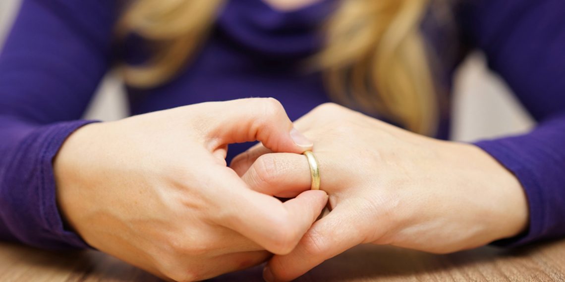 Ja futa vetes, e rrëmbeva nga i fejuar, ai më tha “jetë të lumtur”: Mori zoti hak, më tradhëtoi me katër fëmijë Ja futa vetes, e rrëmbeva nga i fejuar, ai më tha “jetë të lumtur”: Mori zoti hak, më tradhëtoi me katër fëmijë