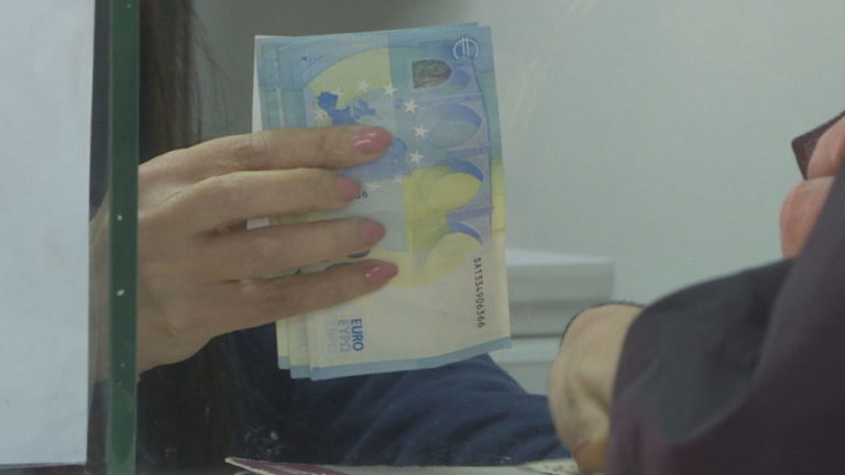 Mashtrimi me trashëgiminë nga Afrika, si “fluturuan” eurot e 4 shqiptarëve Mashtrimi me trashëgiminë nga Afrika, si “fluturuan” eurot e 4 shqiptarëve