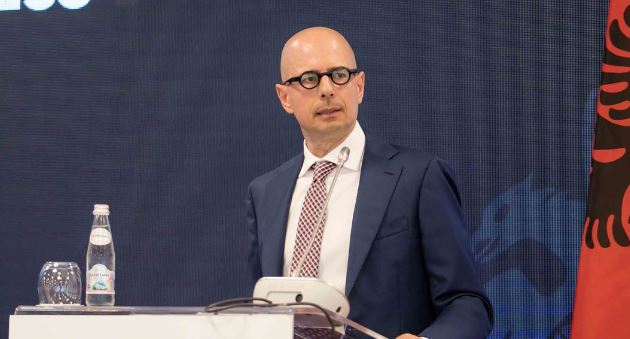 Shtrenjtohet me 18 lekë nafta, sot e nesër 221 lekë litri! Enio Jaço i Dhomës amerikane  të Tregëtis “fut turinjtë”: Çmimet i vendos tregu, jo qeveria