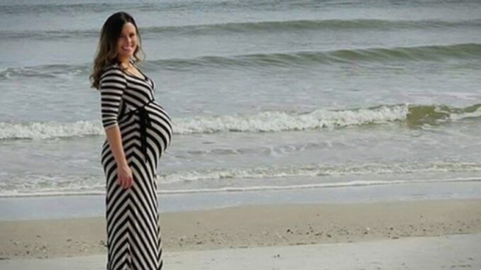 Ai fotografoi gruan e tij shtatzënë, por nuk e imagjinoi se do bënte një nga fotot më të bukura në botë Ai fotografoi gruan e tij shtatzënë, por nuk e imagjinoi se do bënte një nga fotot më të bukura në botë