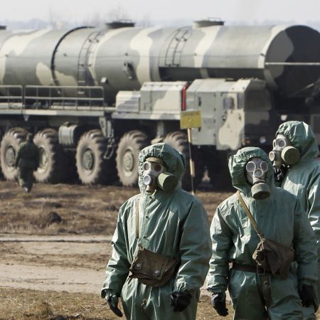 “Teori konspirative të pabaza dhe të papërgjegjshme”! Rusia kërkon pretekst për përdorimin e armëve kimike në Ukrainë