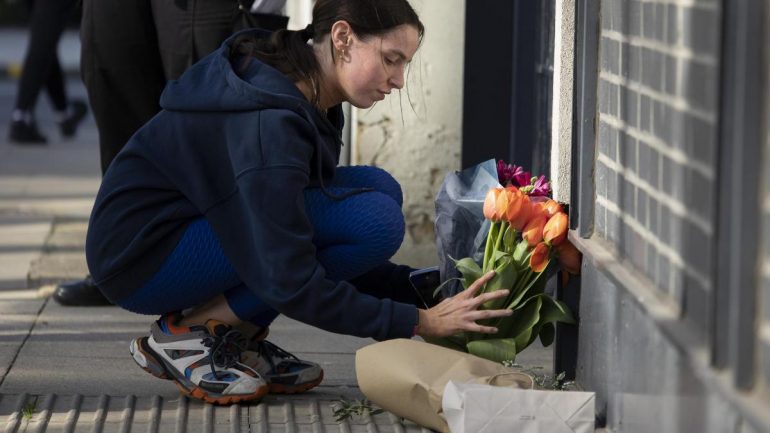 “Paguajmë miliona dhe s’jemi të sigurtë”! Misteri i vdekjes së 19-vjeçares në universitetin e Londrës, flasin miqtë e saj: Pashë një burrë t’i shkonte në dhomë, ajo po vraponte… “Paguajmë miliona dhe s’jemi të sigurtë”! Misteri i vdekjes së 19-vjeçares në universitetin e Londrës, flasin miqtë e saj: Pashë një burrë t’i shkonte në dhomë, ajo po vraponte…