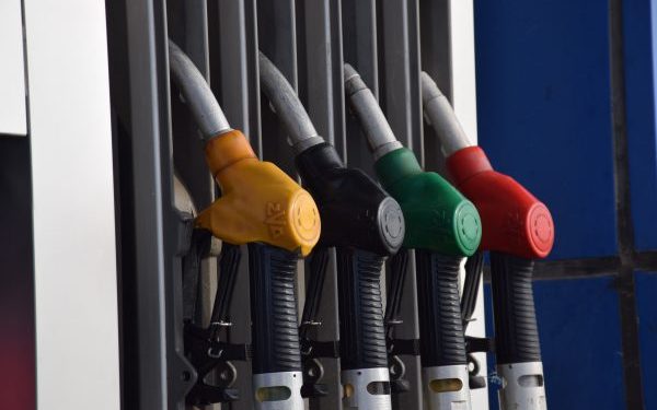 Shumë shpejt makinat do “flejnë” nëpër rrugë: Nafta kap çmim rekord në Tiranë (Foto) Shumë shpejt makinat do “flejnë” nëpër rrugë: Nafta kap çmim rekord në Tiranë (Foto)