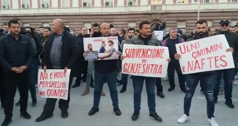 FOTOLAJM/ “Erdha nga Laçi pa X5”! “Nëse të kërkojnë prapë timonin, jepu serbatorin”! Mesazhet përmes pankartave të protestuesve FOTOLAJM/ “Erdha nga Laçi pa X5”! “Nëse të kërkojnë prapë timonin, jepu serbatorin”! Mesazhet përmes pankartave të protestuesve