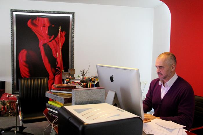 Luli jep dorheqjen nga partia, Rama… nga komunikimi “on-line” me qytetarët në Fb: Një keqkuptim i madh! Luli jep dorheqjen nga partia, Rama… nga komunikimi “on-line” me qytetarët në Fb: Një keqkuptim i madh!