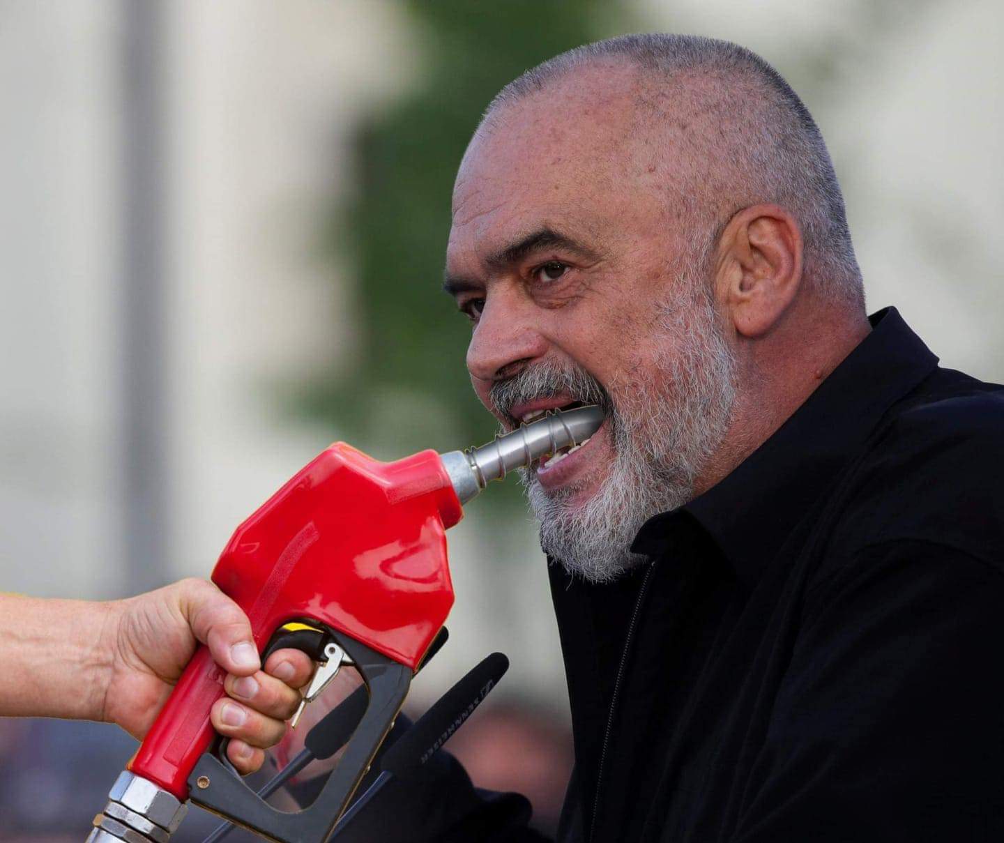 Paria me xhepat plot që na tregon se jetojmë në kohë lufte… por ama taksat na i mbledhin si në kohë paqeje Paria me xhepat plot që na tregon se jetojmë në kohë lufte… por ama taksat na i mbledhin si në kohë paqeje