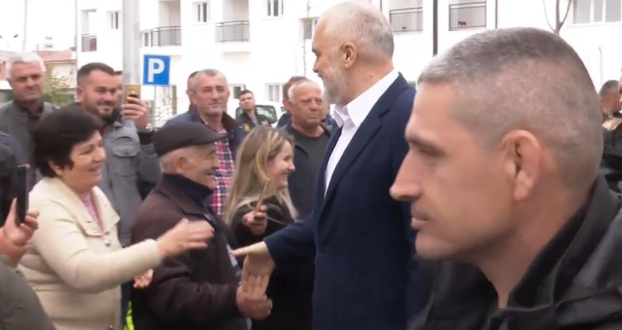 Rama pritet në Manzë me këngën e Krushqve: Ky është momenti kur them “hallall të gjitha” Rama pritet në Manzë me këngën e Krushqve: Ky është momenti kur them “hallall të gjitha”