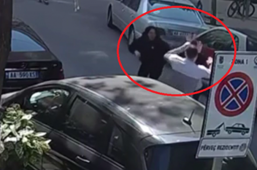 VIDEO/ “Çmendet” i riu në Tiranë, shihni si godet brutalisht me grushte dy vajzat VIDEO/ “Çmendet” i riu në Tiranë, shihni si godet brutalisht me grushte dy vajzat