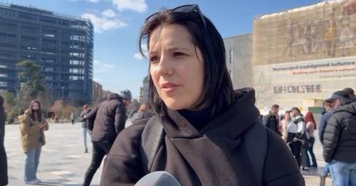 Studentja në protestë, kërkon rikthim të shtetëzimit të naftës si në vendet e lindjes: Nuk mund t’i lihet në dorë 5 oligarkëve