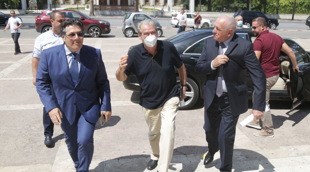 Ja si Sali Berisha mban peng dhe i kërcënon me dosje disa personalitete në PD, foltorja oaz interesash okulte financiare dhe politike Ja si Sali Berisha mban peng dhe i kërcënon me dosje disa personalitete në PD, foltorja oaz interesash okulte financiare dhe politike