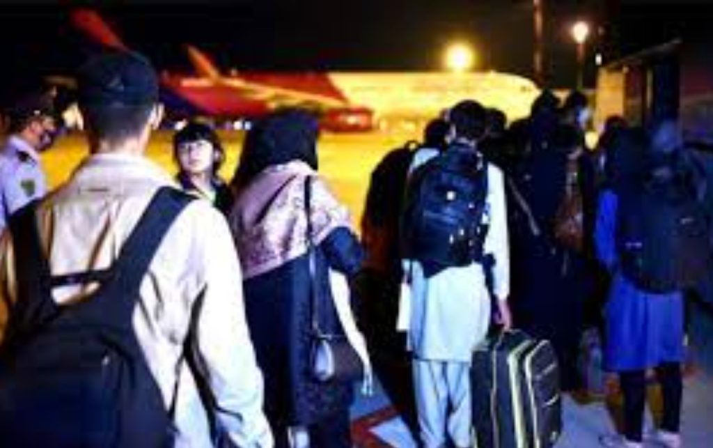 Largohen nga Shqipëria pesë autobusë me afganë Largohen nga Shqipëria pesë autobusë me afganë