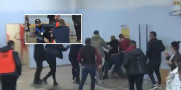 Grushta mes komisionerëve të gjysma PD-ve në Durrës, ndërpritet votimi Grushta mes komisionerëve të gjysma PD-ve në Durrës, ndërpritet votimi