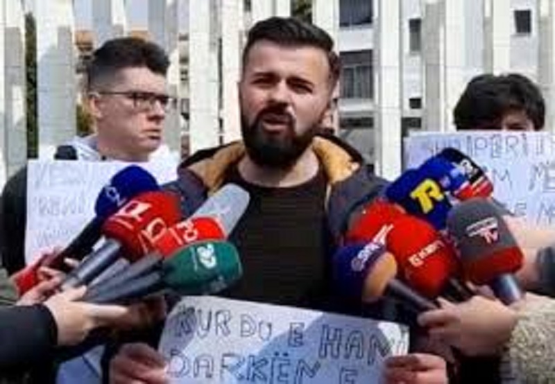 Rritja e çmimeve/ Studentët në Shkodër ironizojnë deklaratën e ministres Balluku: Nuk vijmë për të blerë cigare por për tu arsimuar, ju me çfarë shkoni në punë? Rritja e çmimeve/ Studentët në Shkodër ironizojnë deklaratën e ministres Balluku: Nuk vijmë për të blerë cigare por për tu arsimuar, ju me çfarë shkoni në punë?