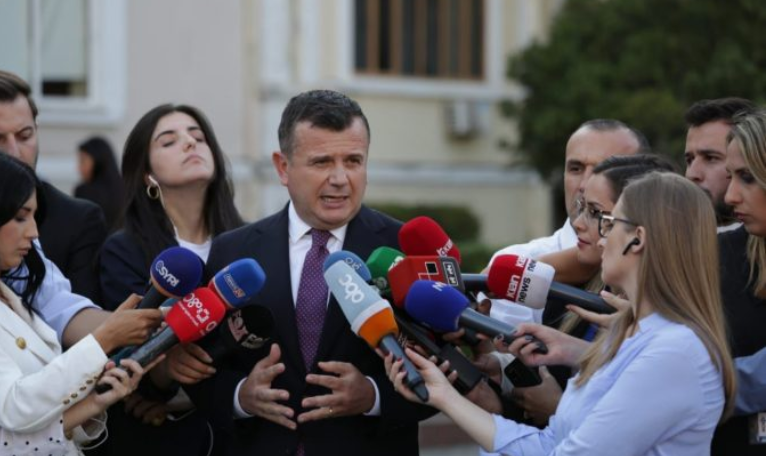 Pritet arrestimi i Alqi Bllakos, PS ia dorëzon publikisht deputetin drejtësisë, Taulant Balla: Kemi vendosur vijën e kuqe me këdo Pritet arrestimi i Alqi Bllakos, PS ia dorëzon publikisht deputetin drejtësisë, Taulant Balla: Kemi vendosur vijën e kuqe me këdo