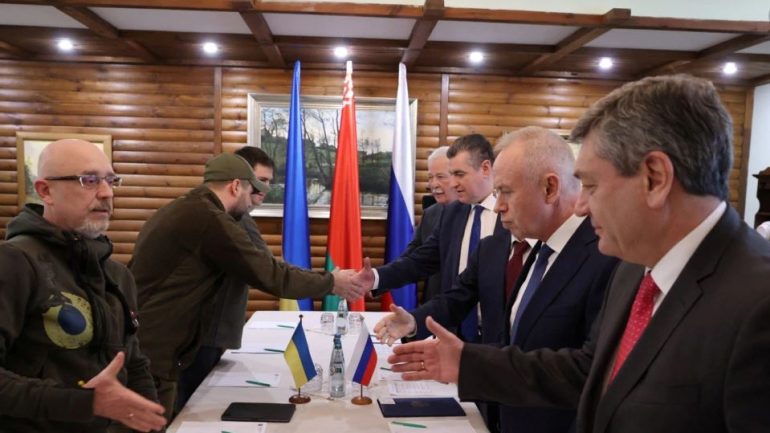 Ukraina dhe Rusia zhvillojnë sot bisedimet e paqes, delegacionet mbërrijnë në Stamboll: Ja çfarë pritet të ndodhë sot… Ukraina dhe Rusia zhvillojnë sot bisedimet e paqes, delegacionet mbërrijnë në Stamboll: Ja çfarë pritet të ndodhë sot…