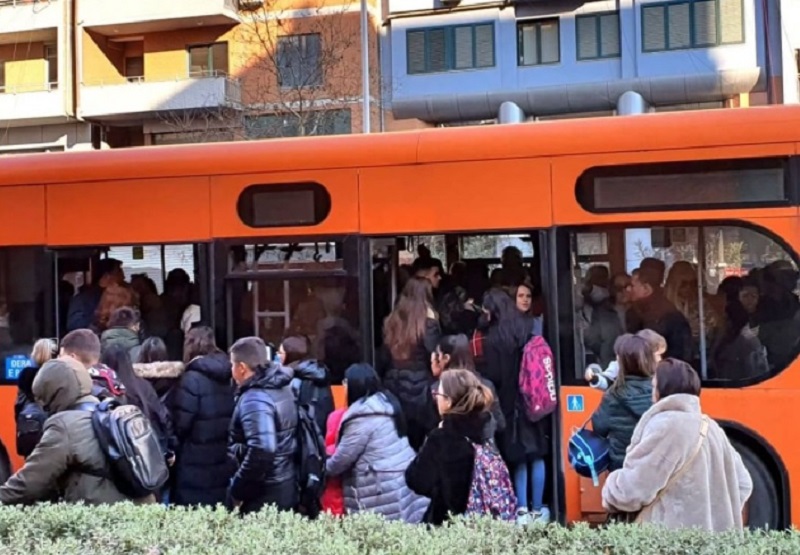 Shërbimi i transportit urban në Tiranë drejt kolapsit, operatorët reduktojnë me 55% mjetet e transportit publik: Shkak rritja e çmimit të naftës