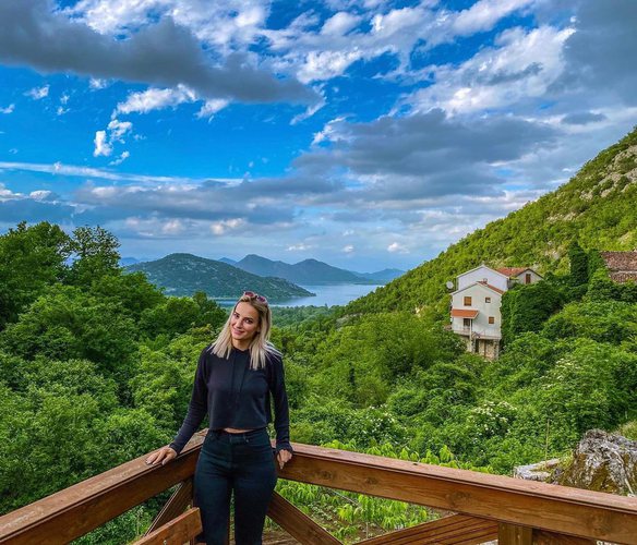 Motra e modeles së famshme shqiptare… që gëzohet nga fitorja e Vuçiç: E ardhmja me të është e ndritur