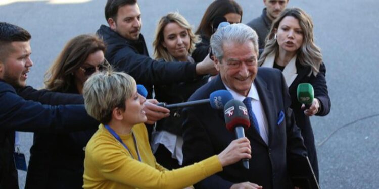 Pandëshkueshmëria? Berisha, i vetmi që burgosi parardhësit por blindoi drejtësinë për të ndaluar hetimet ndaj tij Pandëshkueshmëria? Berisha, i vetmi që burgosi parardhësit por blindoi drejtësinë për të ndaluar hetimet ndaj tij