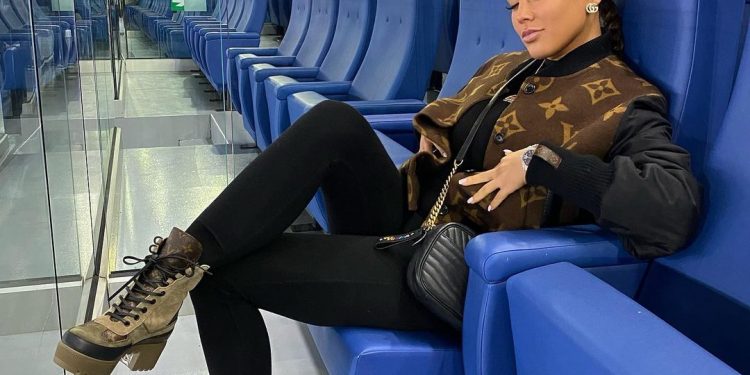 Tifozja speciale e Romës, partnerja e futbollistit merr vëmendjen në shkallët e stadiumit Tifozja speciale e Romës, partnerja e futbollistit merr vëmendjen në shkallët e stadiumit