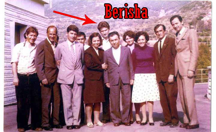 I qepej pas edhe në orën e shëtitjes që ta shihnin njerëzit duke folur me të! Bejtja e rrallë e Hysni Kapos për doktorin e tij personal Sali Berisha: Skërfyelli, bilbil nga goja…! I qepej pas edhe në orën e shëtitjes që ta shihnin njerëzit duke folur me të! Bejtja e rrallë e Hysni Kapos për doktorin e tij personal Sali Berisha: Skërfyelli, bilbil nga goja…!