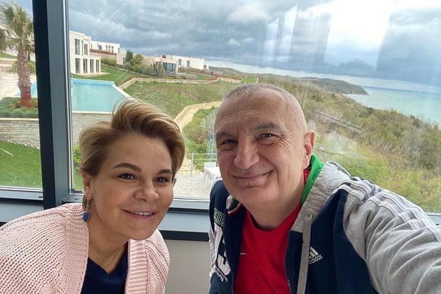 Paturpësia! Të jetosh vitet me paratë e shqiptarëve: Monika publikon foton krah Metës, tek vila e tyre e re, në Kep të Rodonit Ne i jetojmë vitet tona Paturpësia! Të jetosh vitet me paratë e shqiptarëve: Monika publikon foton krah Metës, tek vila e tyre e re, në Kep të Rodonit Ne i jetojmë vitet tona