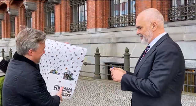 VIDEO/ Ramën e ndalojnë në mes të Berlinit, çfarë i kërkoi qytetari gjerman VIDEO/ Ramën e ndalojnë në mes të Berlinit, çfarë i kërkoi qytetari gjerman