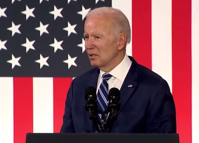 Videoja që po çmend rrjetin! Joe Biden shtrëngon duart me ‘personin’ e padukshëm Videoja që po çmend rrjetin! Joe Biden shtrëngon duart me ‘personin’ e padukshëm
