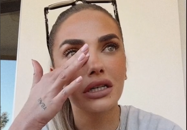 “Të marshin të ligat”! Beatrix Ramosaj shpërtheu në lot, këngëtarja e njohur i del në mbrojtje dhe reagon e revoltuar: Të shajnë se… “Të marshin të ligat”! Beatrix Ramosaj shpërtheu në lot, këngëtarja e njohur i del në mbrojtje dhe reagon e revoltuar: Të shajnë se…