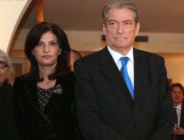 Tallja publike e Sali Berishës, me Jozefina Topallin