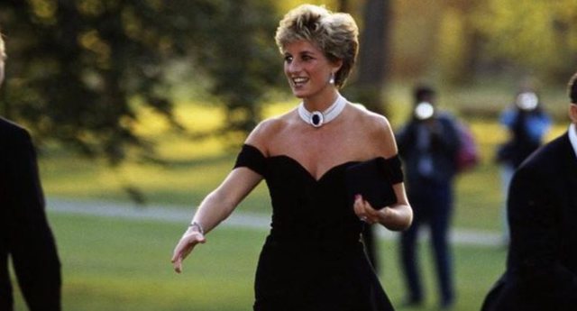 Historia pas veshjes hakmarrëse të Dianës Historia pas veshjes hakmarrëse të Dianës