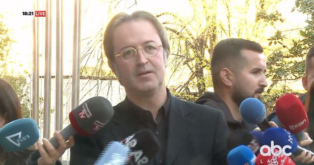 “I djathti safi” Tomor Alizoti, kthehet në zëdhënësin e një komunisti si Sali Berisha “I djathti safi” Tomor Alizoti, kthehet në zëdhënësin e një komunisti si Sali Berisha