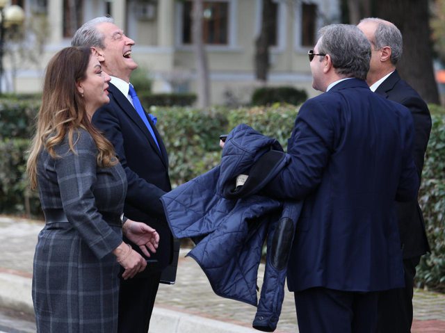 Përralla nga Sali Berisha: Edhe kryeministri i Indisë ishte shpallur non-grata, por Barack Obama e ftoi në një darkë madhështore në Shtëpinë e Bardhë Përralla nga Sali Berisha: Edhe kryeministri i Indisë ishte shpallur non-grata, por Barack Obama e ftoi në një darkë madhështore në Shtëpinë e Bardhë