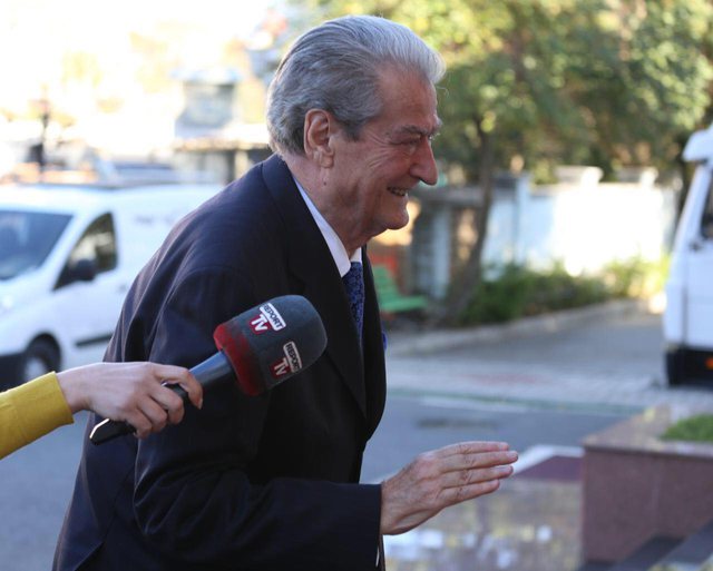 Berisha “fal” dietat që nuk ekzistojnë!  Një reagim që tregon se sa i “varfër” është: Ai nuk e shikon fare rrogën në llogarinë bankare