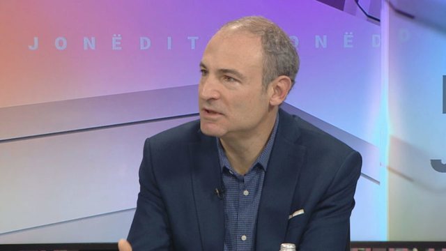 Aldo Bumçi keq nga ëndrrat me sy hapur! Flet në emër të shqiptarëve: Berisha mund të jetë si Haxhi Qamili, po kur të marrë PD do vijnë t’i falen të huajt Aldo Bumçi keq nga ëndrrat me sy hapur! Flet në emër të shqiptarëve: Berisha mund të jetë si Haxhi Qamili, po kur të marrë PD do vijnë t’i falen të huajt