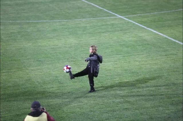FOTO LAJM/ Zaho Rama shkelmon topin e parë në stadiumin e ri të Kukësit FOTO LAJM/ Zaho Rama shkelmon topin e parë në stadiumin e ri të Kukësit