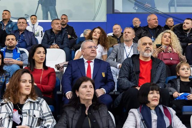 Edi Rama “rehabiliton” Armand Dukën… Edi Rama “rehabiliton” Armand Dukën…